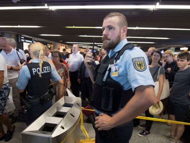 Nemecko, Frankfurt, letisk, evakuácia, policajt