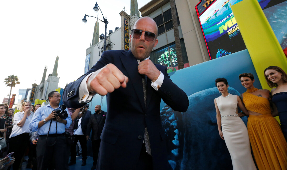 Herec Jason Statham robí "opičky" do objektívu. 