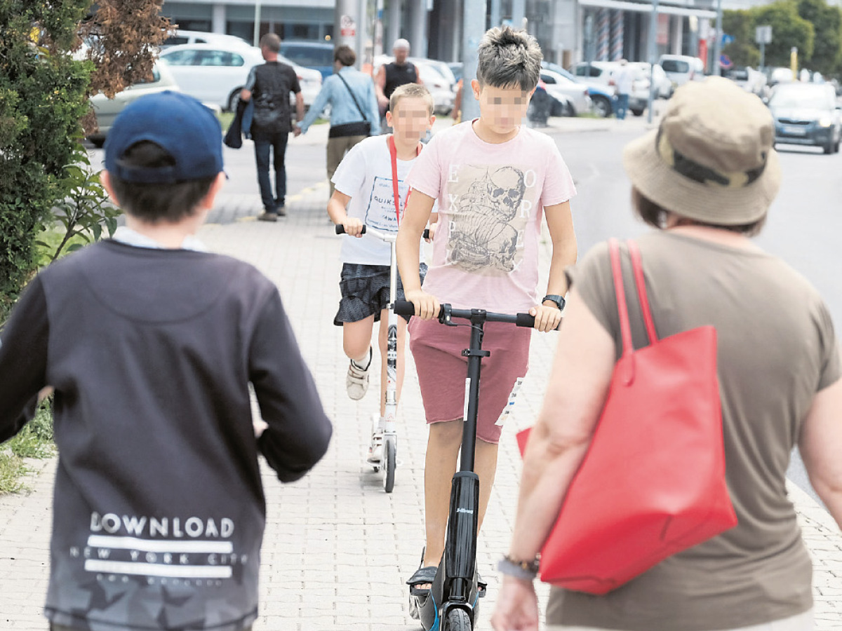 chodci, chodník, kolobežky, cyklisti,