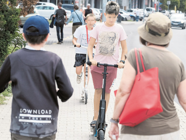 chodci, chodník, kolobežky, cyklisti,