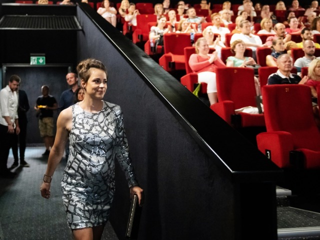 Herečka Gabriela Marcinková prichádza na premiéru filmu Dôverný nepriateľ. 