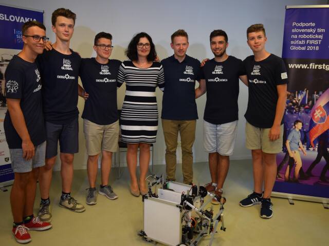 robot Aurel, slovenskí študenti