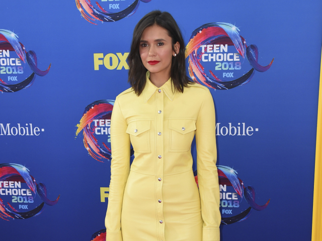 Herečka Nina Dobrev zvolila pastelové žlté šaty. 