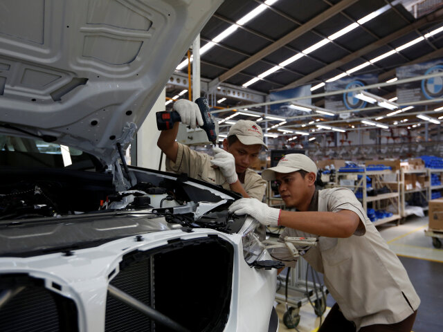 Indonézia, automobilka, BMW, mechanik, auto, fabrika