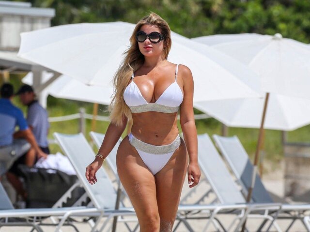 Modelka Anastasia Kvitko počas promenády na pláži v Miami. 
