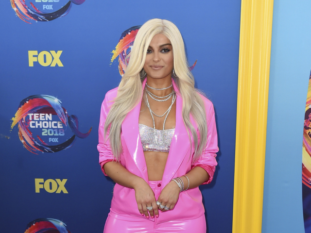 Speváčka Bebe Rexha v kreácii La Roxx.