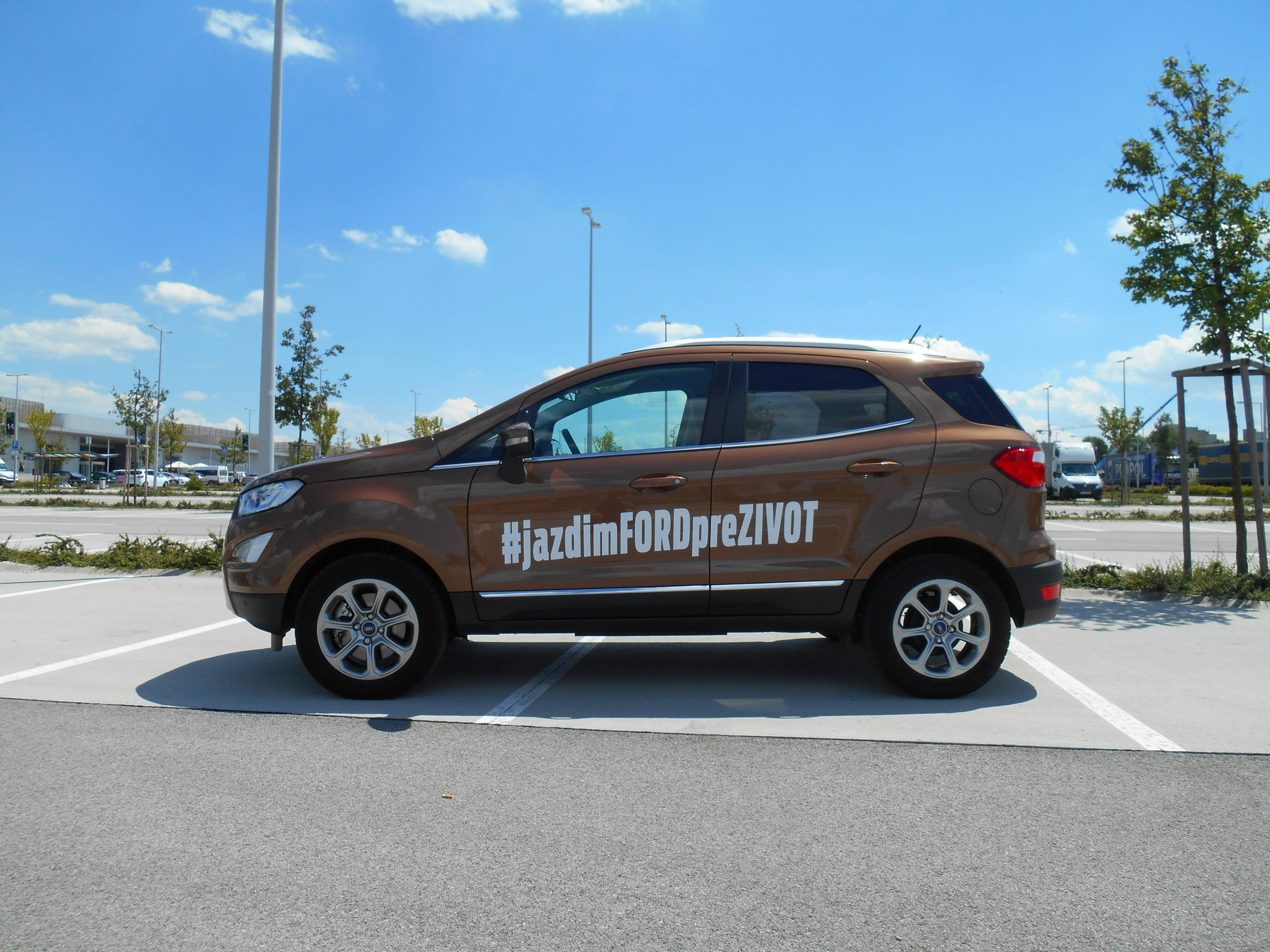 Ford EcoSport dáva dizajnovo jasne najavo snahu vyzerať terénne.