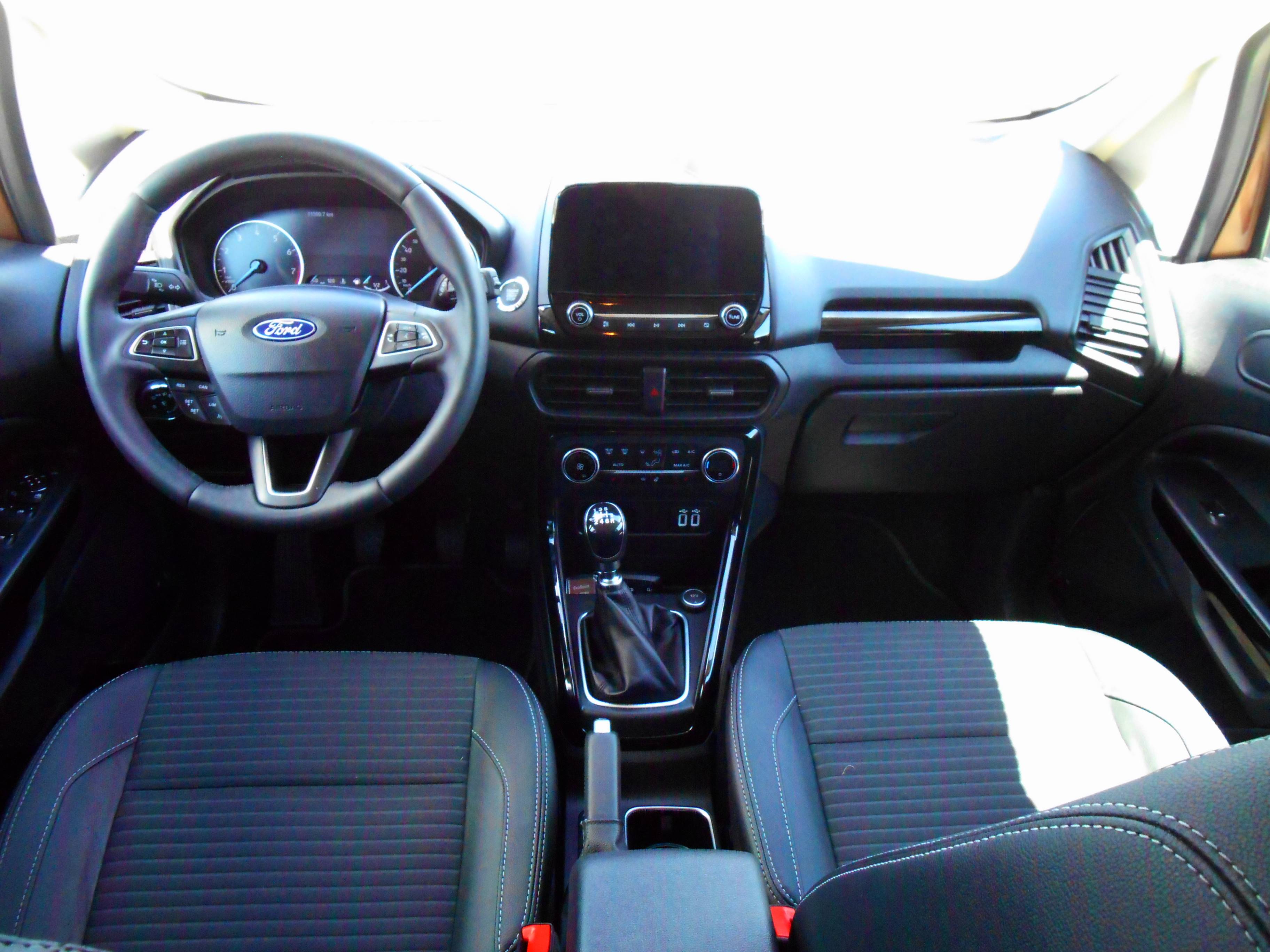 Vnútro Fordu EcoSport možno označiť za praktické a konzervatívne.
