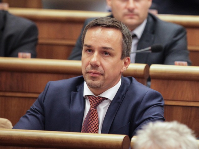 parlament, erik tomas