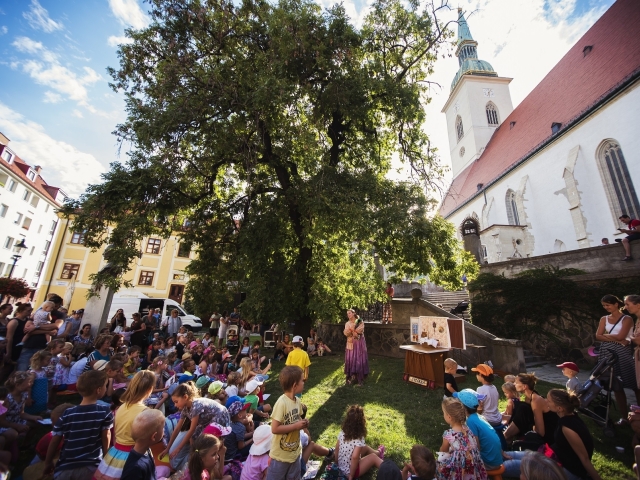 Rudnayovo námestie v Bratislave premenia slovenskí divadelníci na kráľovstvo detskej fantázie 