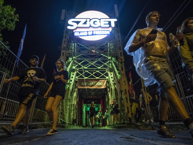 Na snímke návštevníci 26. ročníka medzinárodného hudobného festivalu Sziget v Budapešti 14. augusta 2018.