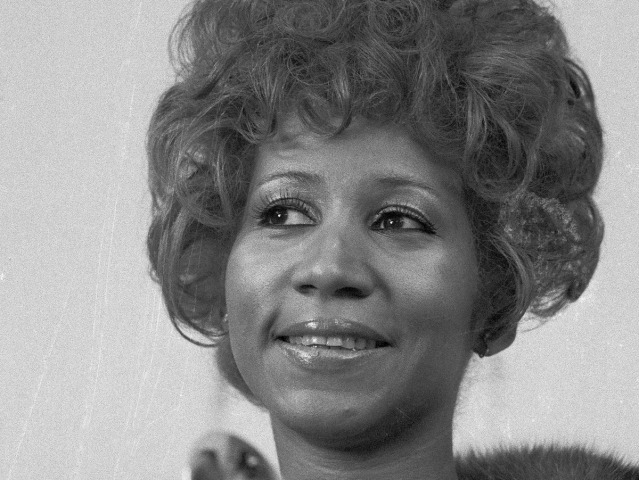 Záber z roku 1972: Speváčka Aretha Franklin s cenou Grammy za skladbu Bridge Over Troubled Waters.