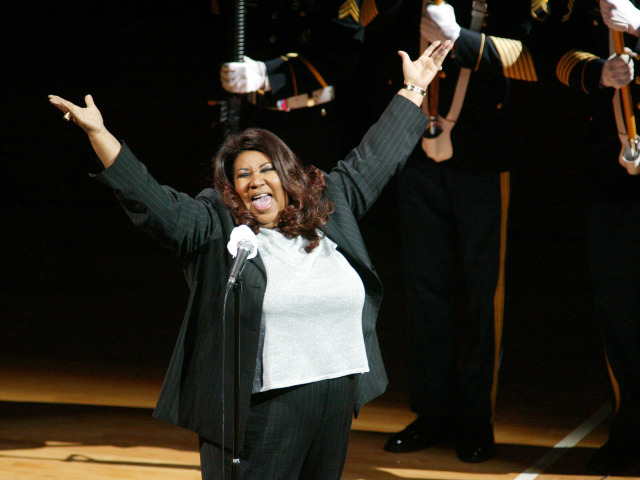 Záber z roku 2004: Speváčka Aretha Franklin spieva národnú americkú hymnu.