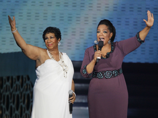 Záber z roku 2011: SPeváčka Aretha Franklin (vľavo) a moderátorka Oprah Winfrey.
