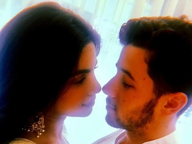 Herečka Priyanka Chopra a herec a spevák Nick Jonas. 