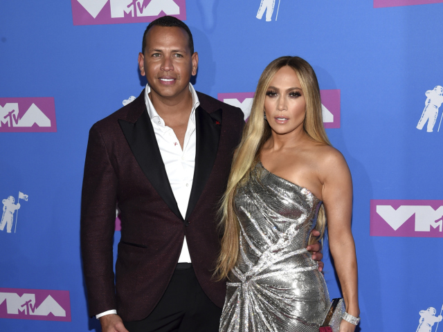 Alex Rodriguez a Jennifer Lopez prišli na vyhlásenie cien spoločne. Speváčka Jennifer Lopez prišla v šatách Versace. 