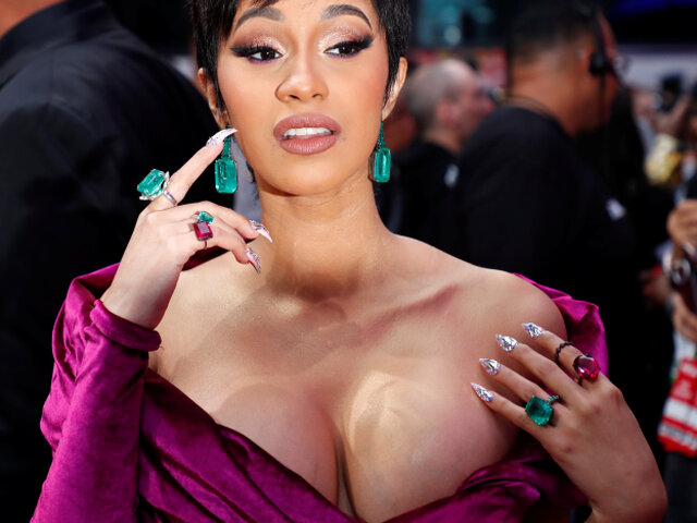 Dekolt čerstvej mamičky Cardi B bol v centre pozornosti. Celkom oprávnene. 