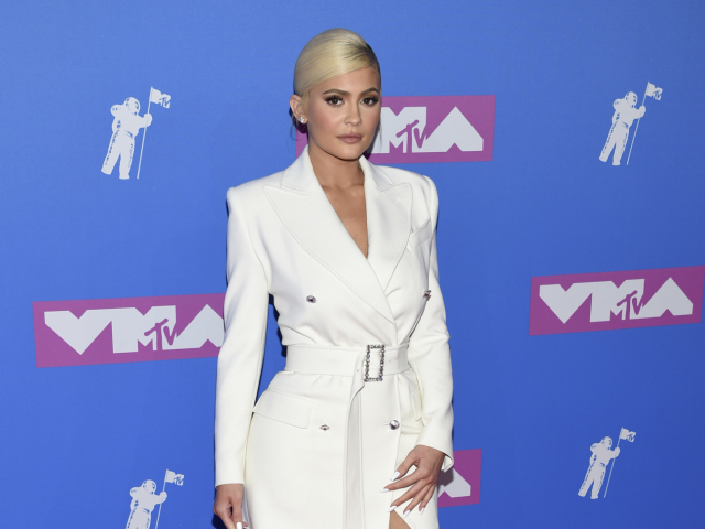 Televízna celebrita Kylie Jenner v kreácii Tom Ford.
