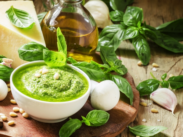 bazalkové pesto