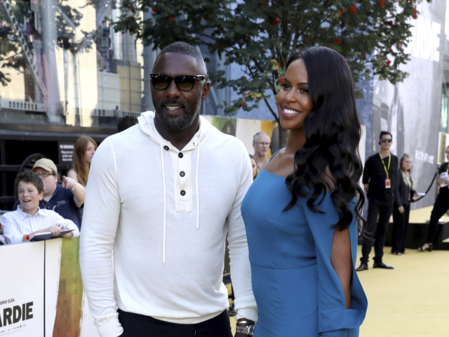 Herec, režisér a dokonca aj dídžej Idris Elba na premiére filmu Yardie so svojou partnerkou Sabrinou Dhowre.