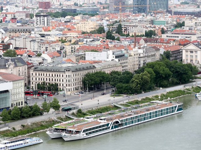 Bratislava, mesto, pohlad, osobny pristav, lode, nabrezie, zeleň