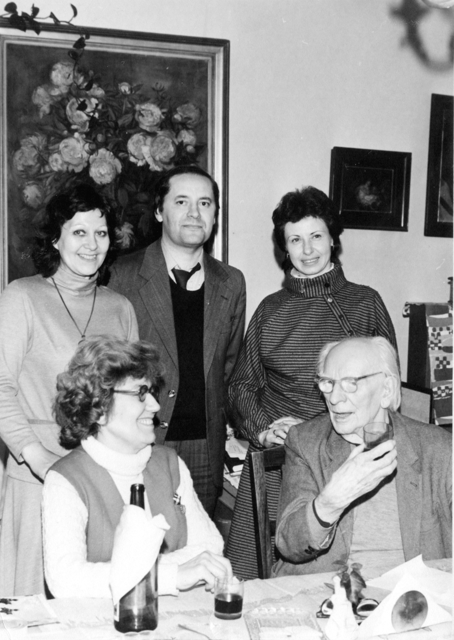 Ester Plicková a jej strýko Karel u Plickovcov. Za nimi Helena Dvořáková, Marián Pauer a Ružena Vagnerová.