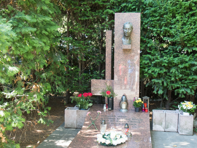 Hrob Alexandra Dubčeka na bratislavskom cintoríne