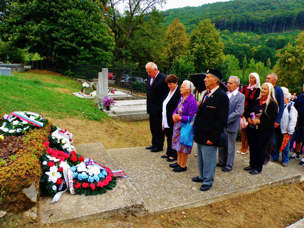 Pri pomníku padlých partizánov na cintoríne v Pustej Vsi (vľavo starosta Prašníka Emil Škodáček, tretia zľava Alžbeta Zollerová).