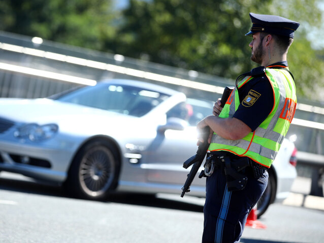bavorská pohraničná polícia, nemecko, polícia, diaľnica, cesta, policajt