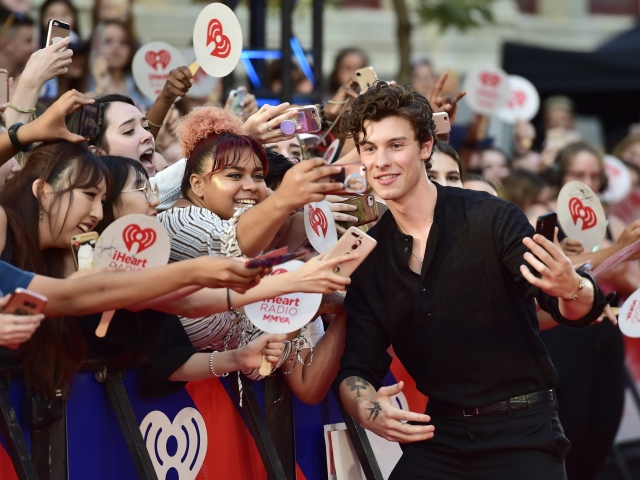 Spevák Shawn Mendes s fanúšičkami v Kanade. 