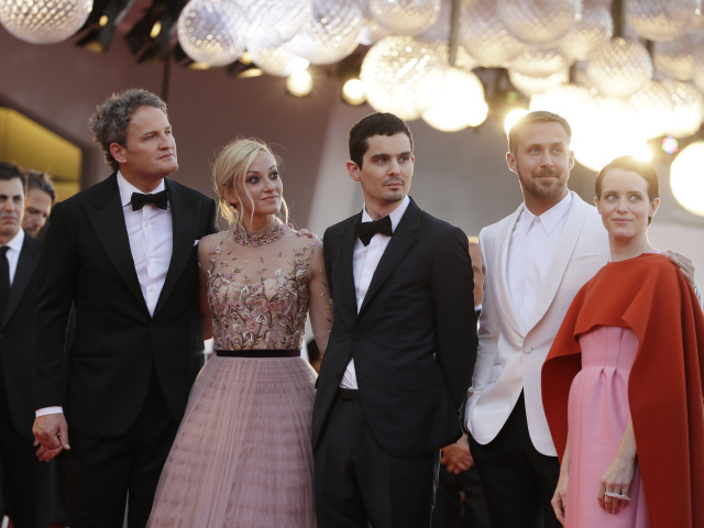 Zľava: Herec Jason Clarke, herečka Olivia Hamilton, režisér Damien Chazelle, a herci Ryan Gosling a  Claire Foy predstavili film Prvý muž. 