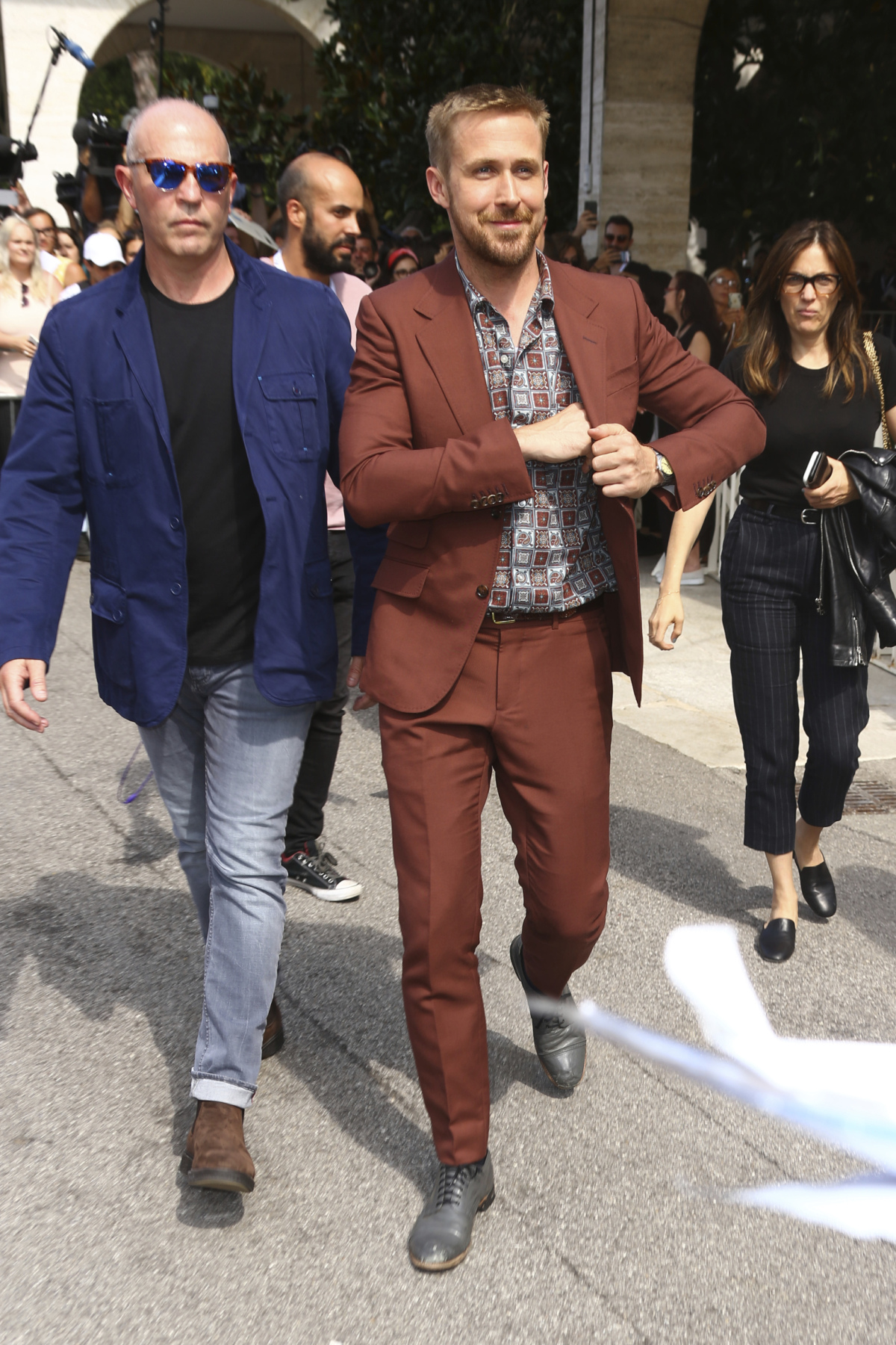 Herec Ryan Gosling prichádza na stretnutie s novinármi. 