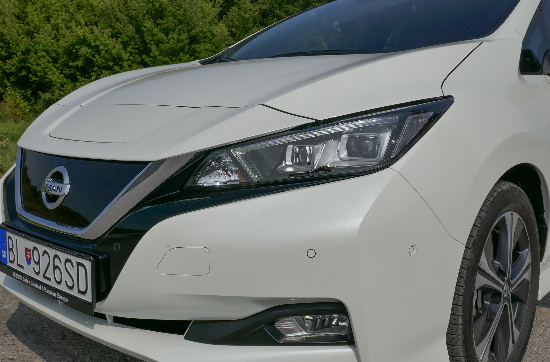 Elektromobily stále potrebujú zlacňovať a predlžovať svoj dojazd. Leaf nie je výnimkou.