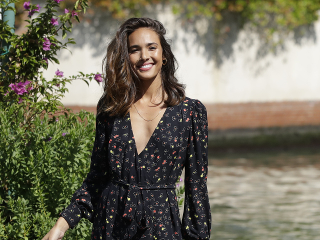 Modelka Ana Moya Calzado prichádza na filmový festival v Benátkach.