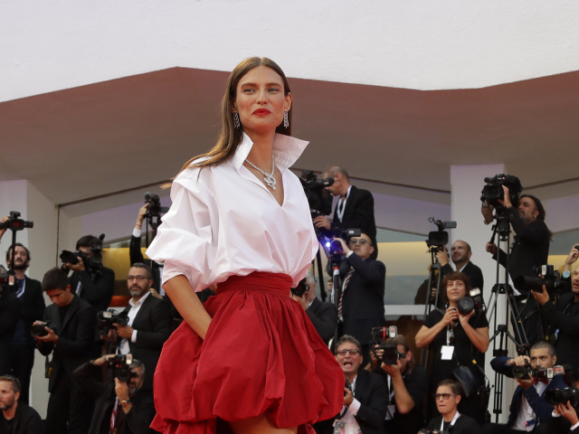 Modelka Bianca Balti a jej ležérny príchod na filmový festival. 