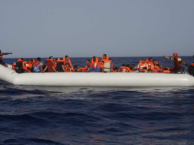 migranti, more, čln, loď