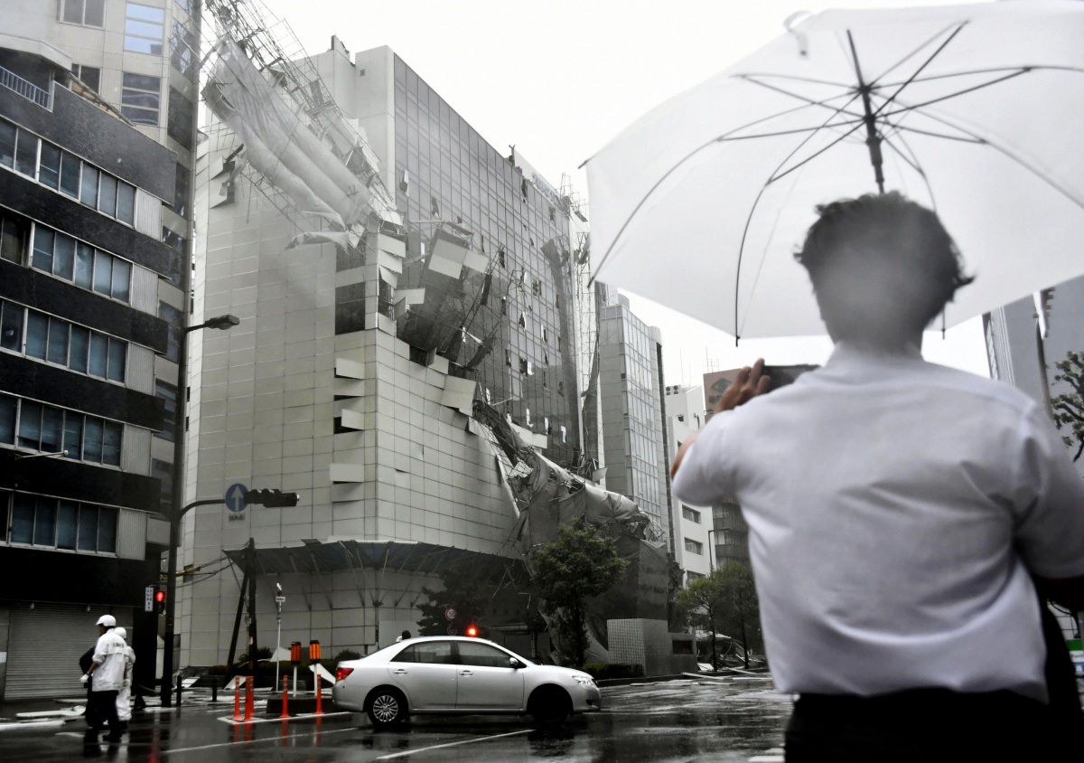 Japonsko Osaka tajfún lešenie