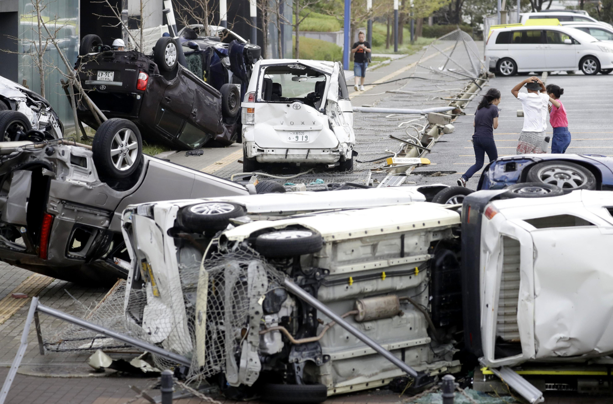 Japonsko tajfún Čebi prevrátené auto kamión