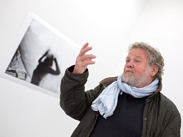 Fotograf Antonín Kratochvíl na archívnom zábere. 