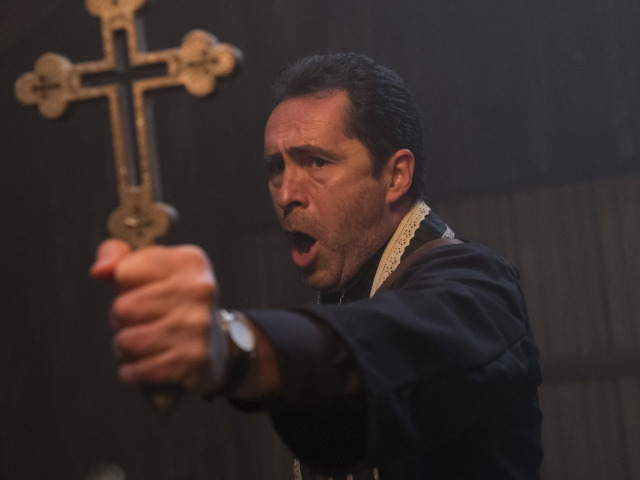 Herec Demian Bichir v jednej zo scén hororu Mníška. 