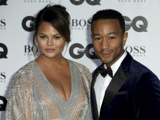 Hudobník John Legend a jeho partnerka Chrissy Teigen.