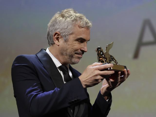Režisér Alfonso Cuaron drží Zlatého leva - hlavnú cenu festivalu za film Roma.