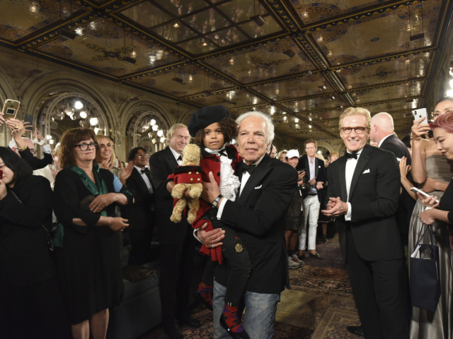 Dizajnér Ralph Lauren v závere prehliadky k 50. výročiu jeho značky. 