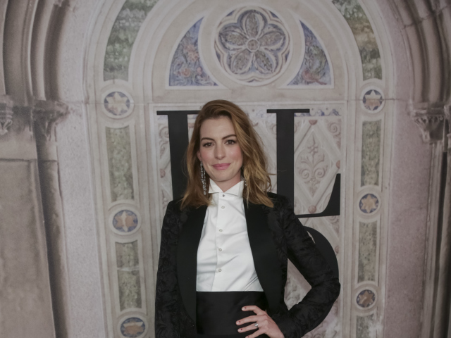 Herečka Anne Hathaway stavila na smokingový kúsok. 
