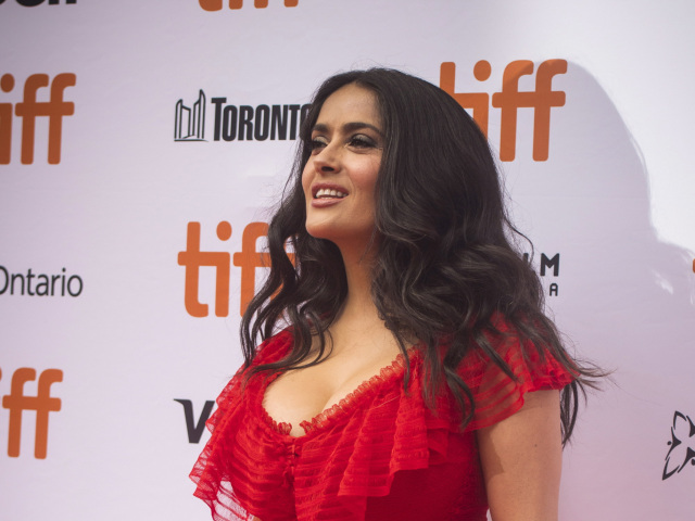 Herečka Salma Hayek v kreácii Alexander McQueen. 