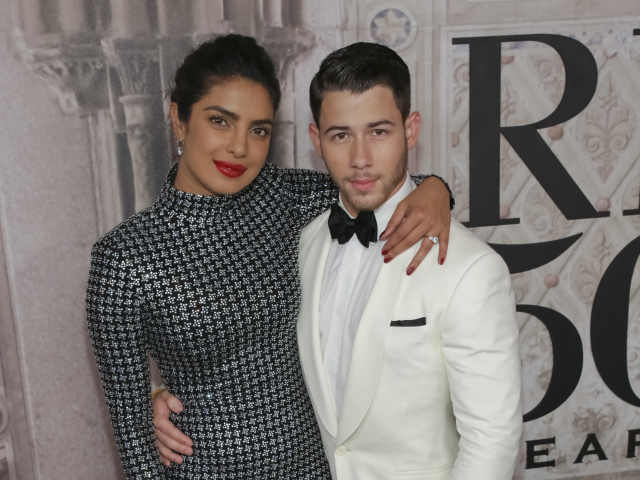 Snúbenci - herečka Priyanka Chopra a spevák a herec Nick Jonas prišli na prehliadku spoločne. 