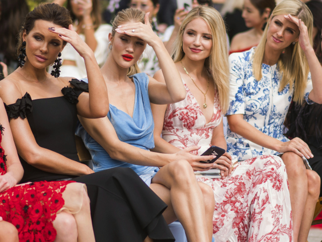 Zľava: Herečka Kate Beckinsale, modelka Rosie Huntington-Whiteley, herečka Dianna Agron a celebrita Nicky Hilton Rothschild na prehliadke Oscar de la Renta.