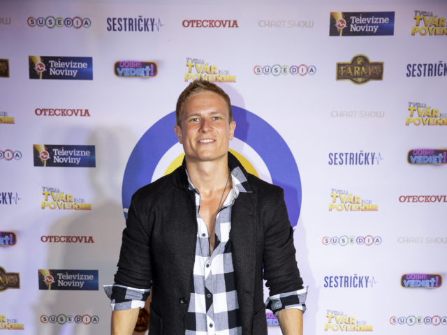 Spevák Miro Šmajda účinkuje v šou Tvoja tvár znie povedome. 
