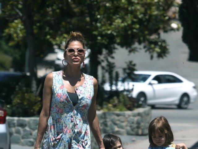 Herečka Eva Mendes na zábere s dcérkami Esmeraldou a Amandou. 