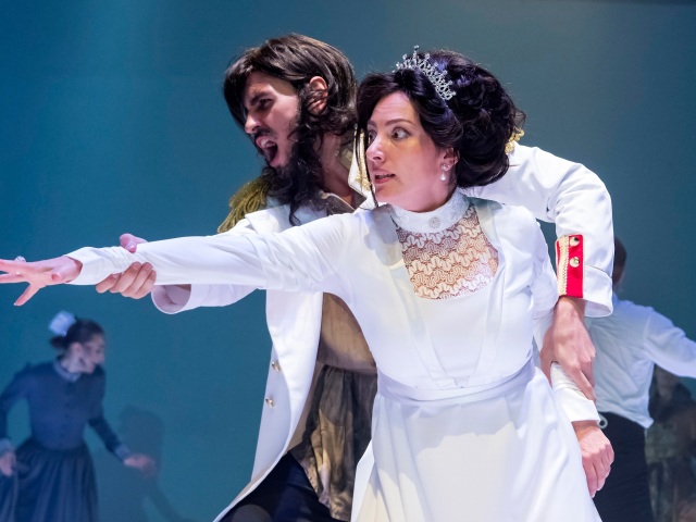 Zľava: Herci Patrik Vyskočil a Katarína Hasprová v muzikáli Rasputin.